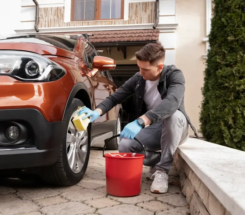 Lavage auto à domicile Rosiers-de-Juillac : professionnel intervenant sur un véhicule